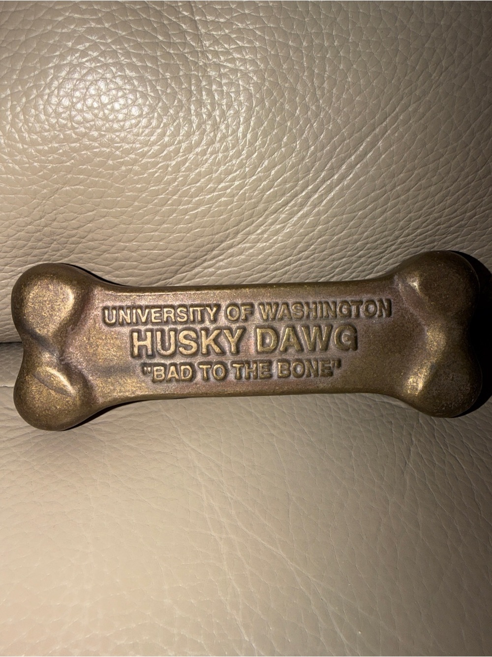 1991 University of Washington Husky Dawg/Dog 'Bad to the Bone' Metal Paperweight
